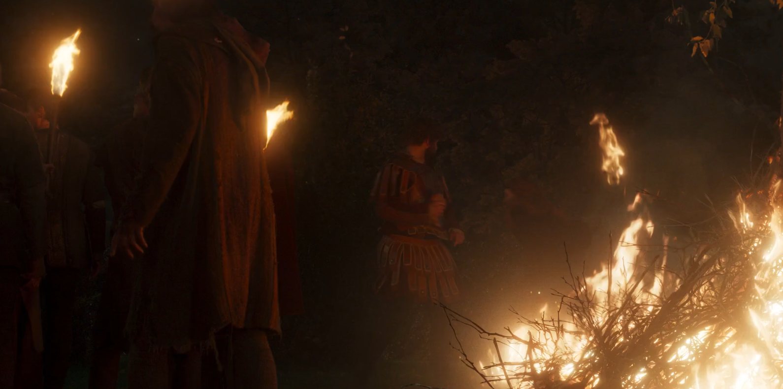 Escena nocturna con antorchas y hoguera