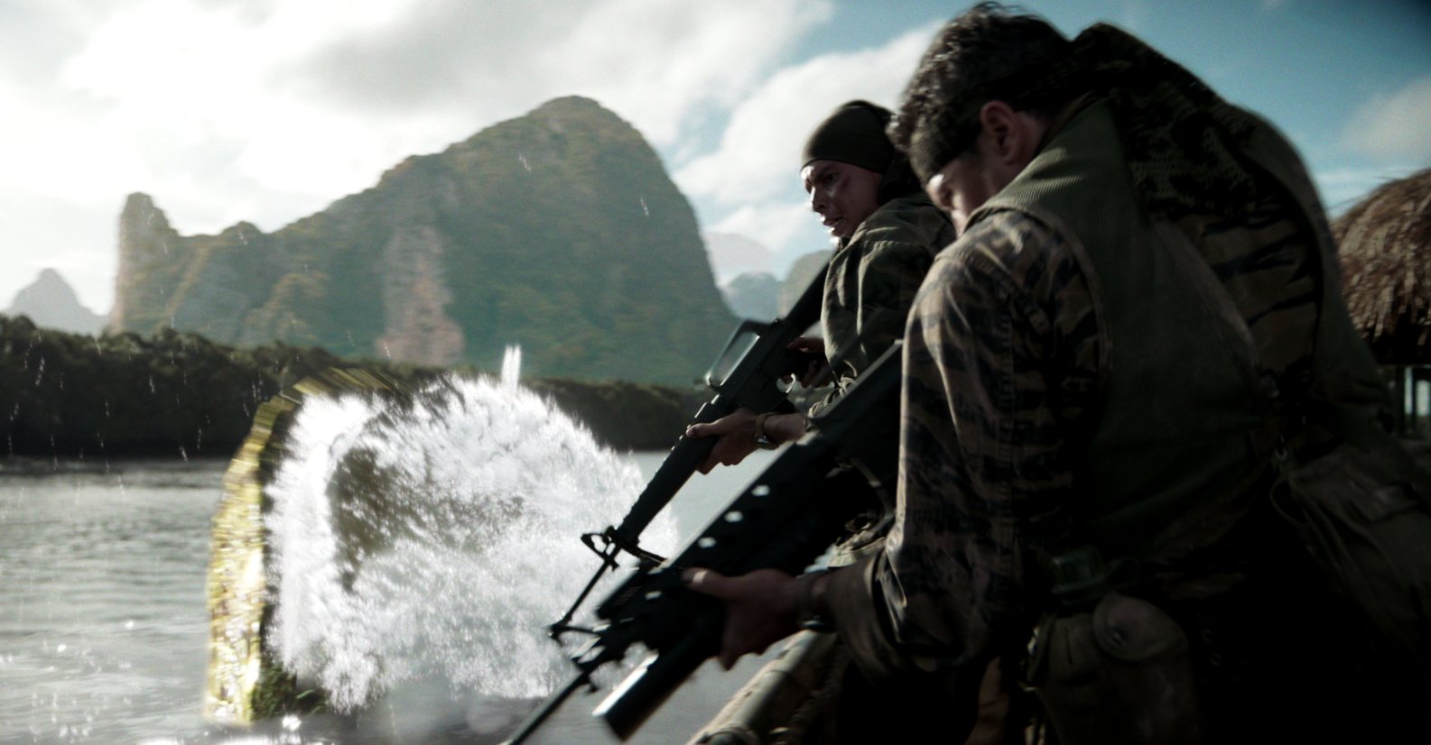 Soldados en una embarcación junto a una explosión de agua y montañas